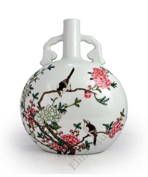 1451  A Fengcai flask vase with  flower and birds pattern  